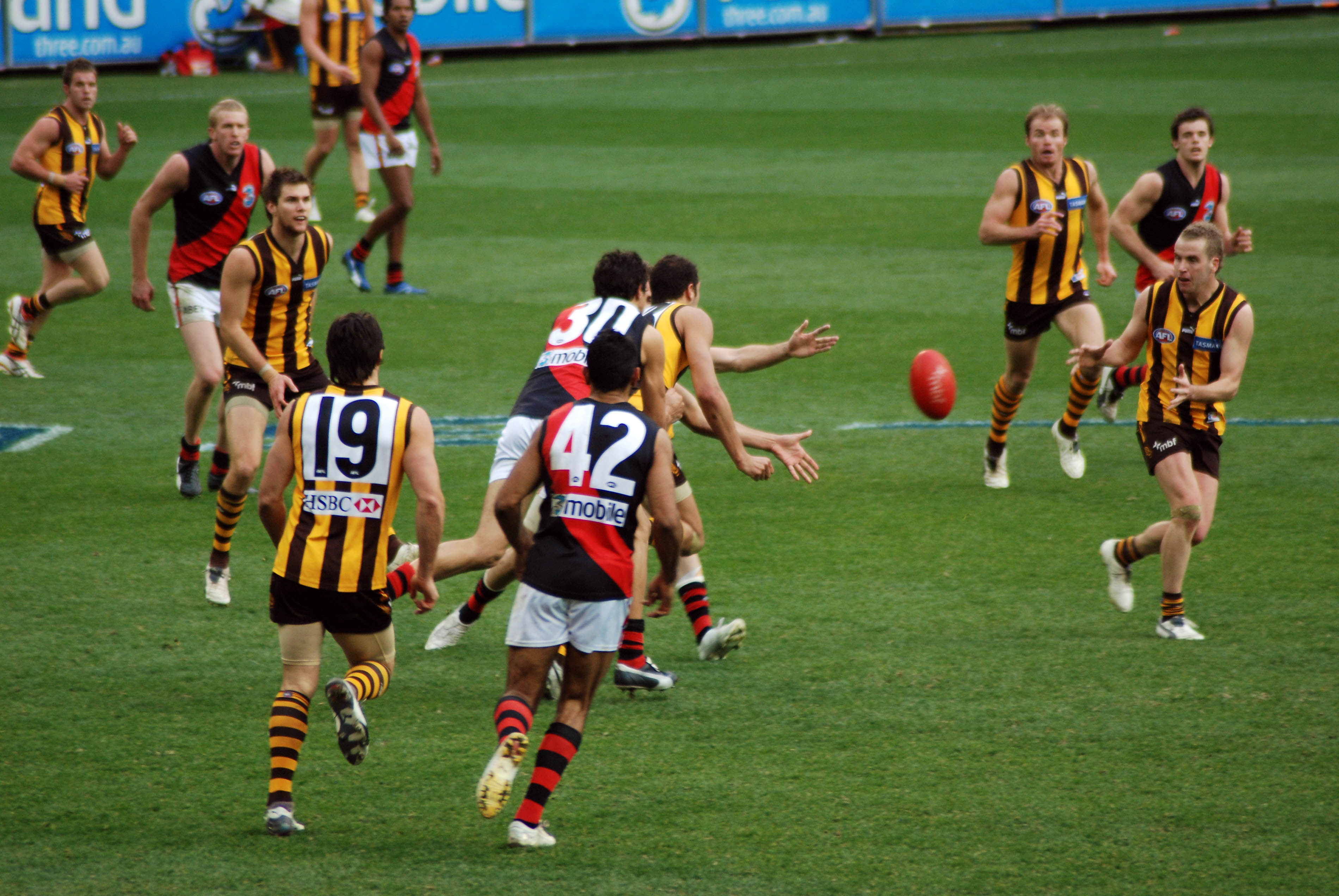 ball_is_in_dispute_in_hawthorn-essendon_afl_match